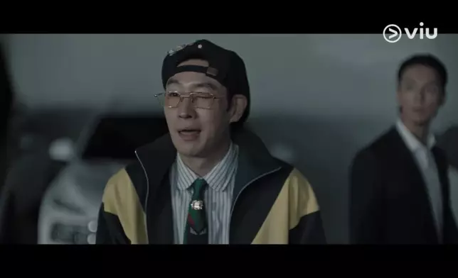 金道奇化身單純富二代傻子。Viu提供圖片