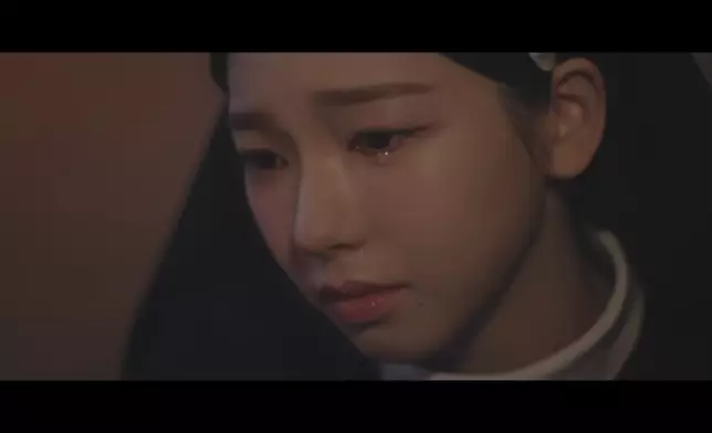 Karina與張員瑛展現眼淚演技。影片截圖