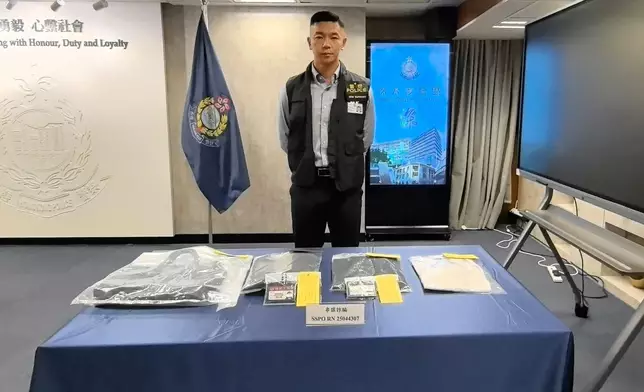 警方深水埗警區刑事總督察鄭騏鋒展示證物。