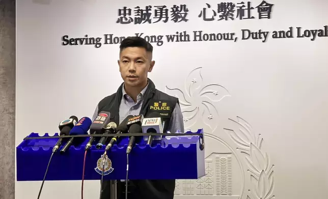 警方深水埗警區刑事總督察鄭騏鋒向傳媒簡報案情。