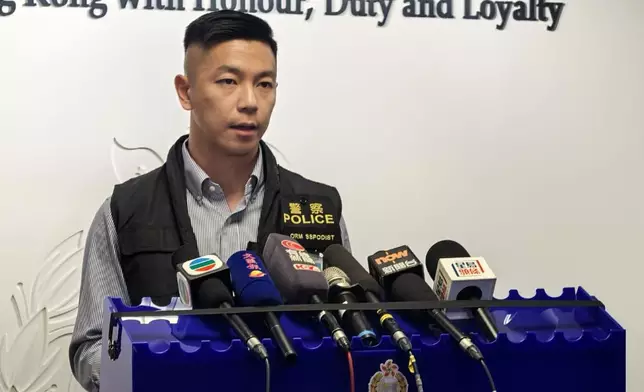 警方深水埗警區刑事總督察鄭騏鋒向傳媒簡報案情。