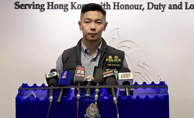 警方深水埗警區刑事總督察鄭騏鋒向傳媒簡報案情。