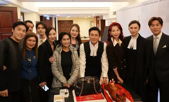 黃宗澤（Bosco）今日（13日）正日生日，於拍攝邵氏新劇《風華背後》期間，獲劇組安排驚喜慶祝。