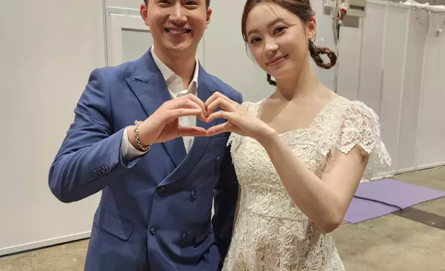 葉蒨文（Sophie）與曾展望（GM）以情侶檔亮相婚紗展。