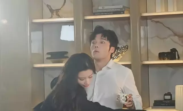 郭珮文施胸壓。