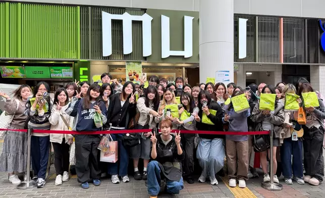 韓國人氣偶像金施勲做一日店長。