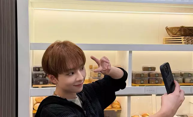 顧客與擔任「一日店長」的金施勲近距離互動。