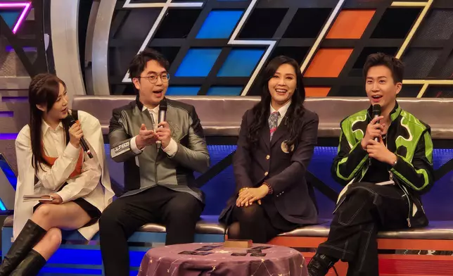 羅泳嫻師傅上趟以塔羅牌精準預測賽果，老星（左二）繼續作賽前分析。