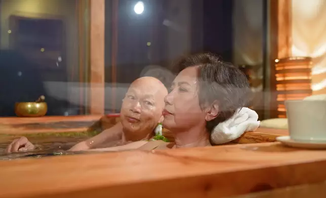 「夫妻浸浴」甜蜜兩格。