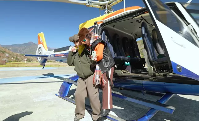 羅家英出盡九牛二虎之力孭阿姐落直昇機。