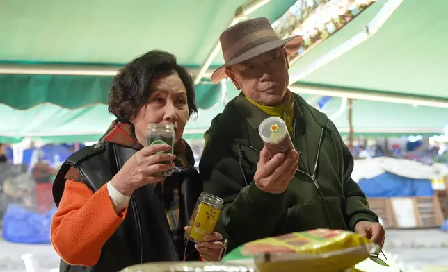 佢哋又有拍拖行當地市場。