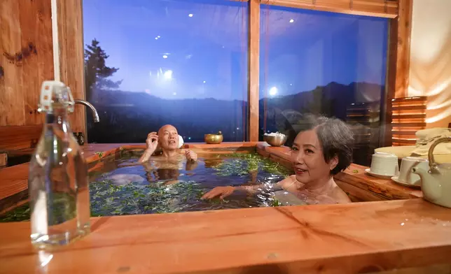 「夫妻浸浴」甜蜜兩格。