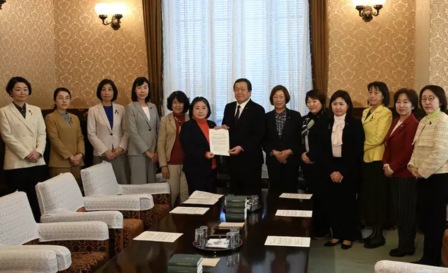 小宮山泰子（紅衣）向濱田靖一遞交請願信。立憲民主黨圖片