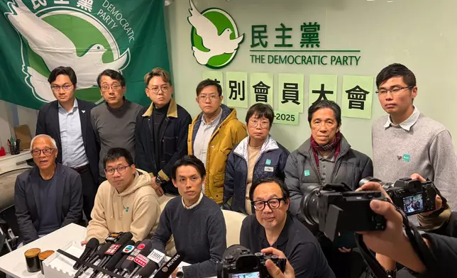 民主黨解散。巴士的報記者攝