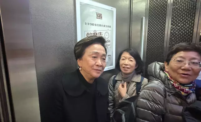 劉慧卿乘升降機離開民主黨總部。巴士的報記者攝