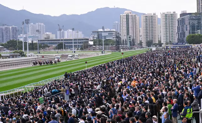 浪琴香港國際賽事日是旗艦級草地錦標大賽日，吸引大批海外及本地馬迷入場觀賽，場內氣氛猶如嘉年華會般熱鬧。香港賽馬會圖片