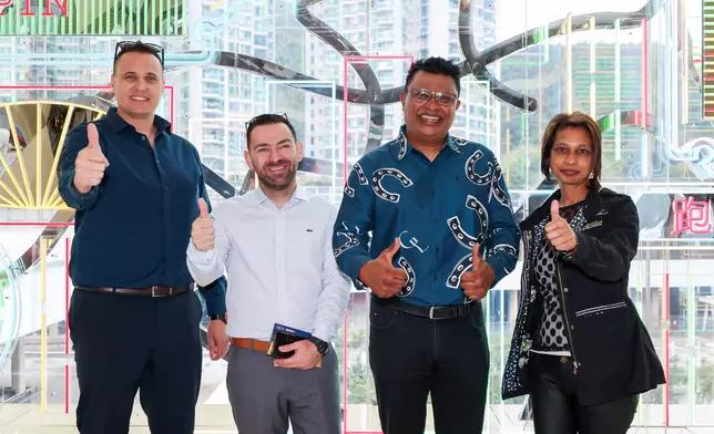 南非旅客Kuben Gengan（右二）跟朋友一樣熱愛賽馬，他曾到訪六大洲觀看賽馬賽事。今年10月見證「嘉應高昇」以精湛表現攻下澳洲的「珠穆朗瑪峰錦標」後，決心一定要來港欣賞這匹世界短途王者在港出戰。香港賽馬會圖片