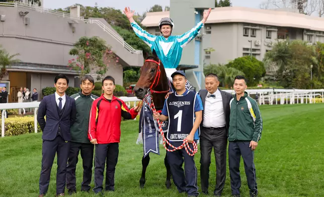 由沈集成訓練、麥道朗策騎的「浪漫勇士」，連續四年攻下一級賽浪琴香港盃，締創歷史，並同時把其累積獎金增至二億四千萬港元，繼續成為全球贏得最多獎金的賽駒。香港賽馬會圖片