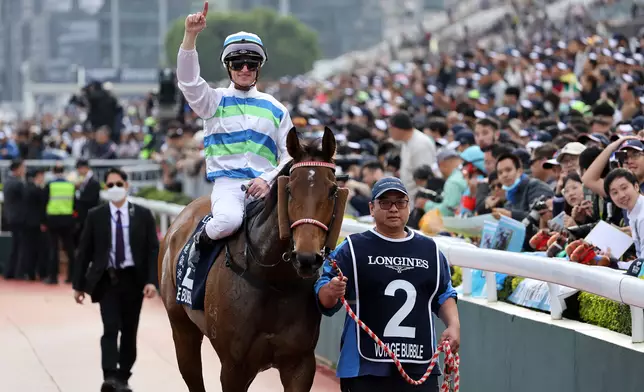 上屆香港三冠王「遨遊氣泡」在八屆香港冠軍騎師潘頓胯下，成功蟬聯一級賽浪琴香港一哩錦標。香港賽馬會圖片