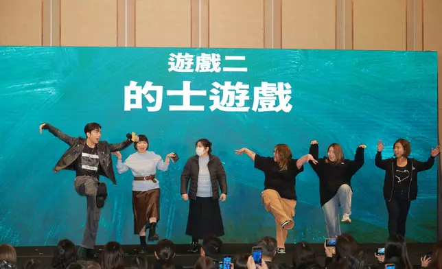 Edan與粉絲玩遊戲打成一片。