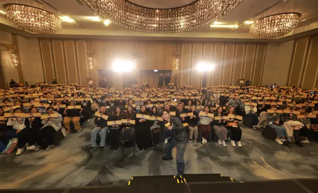 與粉絲大合照。