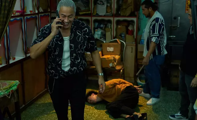 何潤東反派造型非常出眾，全白平頭裝、奸角標配頸鏈和耳環，相當有型兼吸睛。