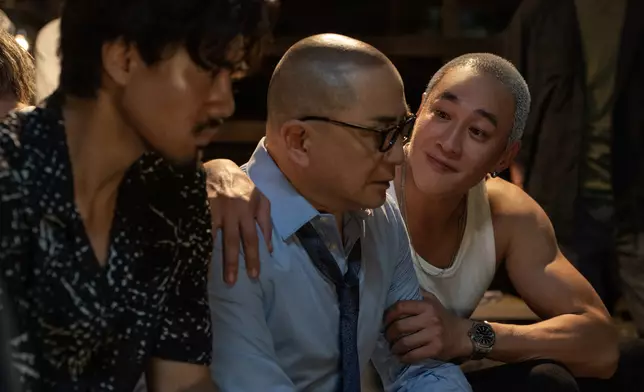 何潤東反派造型非常出眾，全白平頭裝、奸角標配頸鏈和耳環，相當有型兼吸睛。