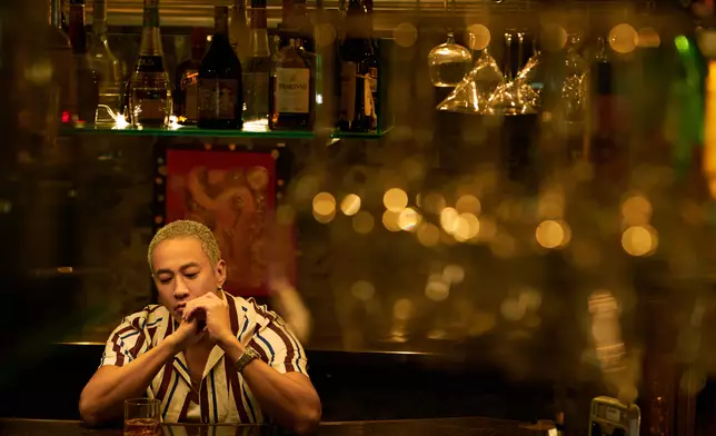 何潤東反派造型非常出眾，全白平頭裝、奸角標配頸鏈和耳環，相當有型兼吸睛。