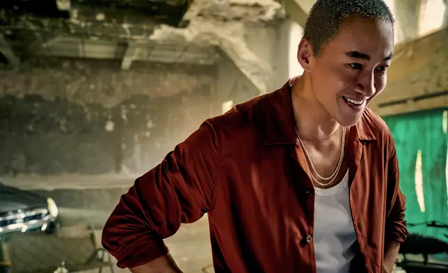 何潤東反派造型非常出眾，全白平頭裝、奸角標配頸鏈和耳環，相當有型兼吸睛。