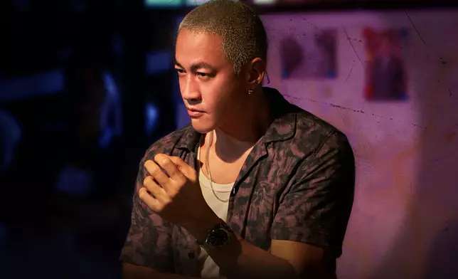 何潤東反派造型非常出眾，全白平頭裝、奸角標配頸鏈和耳環，相當有型兼吸睛。