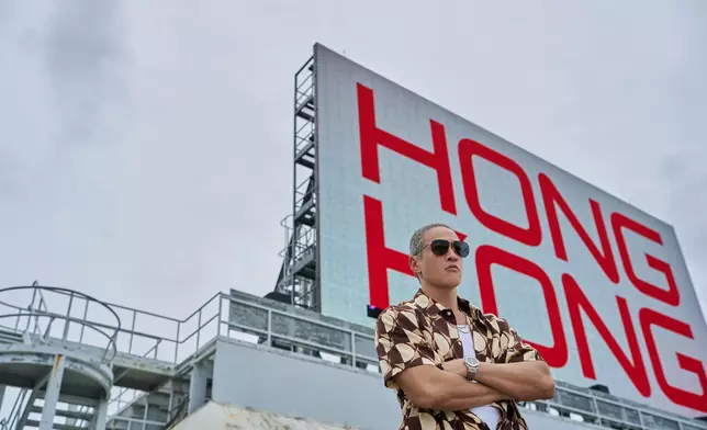 何潤東反派造型非常出眾，全白平頭裝、奸角標配頸鏈和耳環，相當有型兼吸睛。