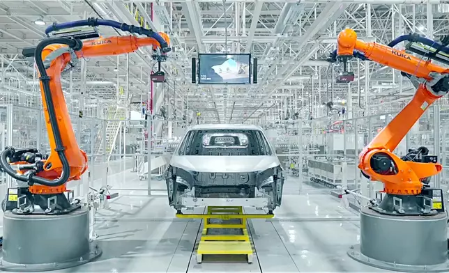 在總裝高級經理-張自初的介紹下，可見53秒下線一輛整車的節奏背後，如何由436台機器人協同作業。