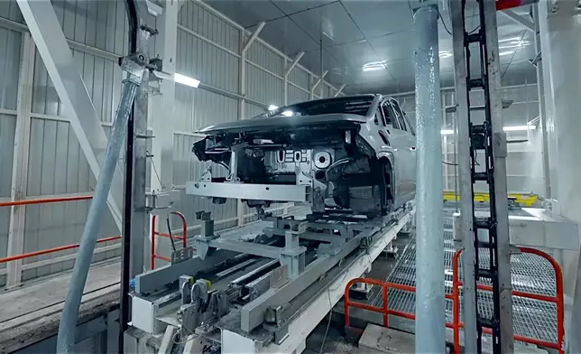 在總裝高級經理-張自初的介紹下，可見53秒下線一輛整車的節奏背後，如何由436台機器人協同作業。