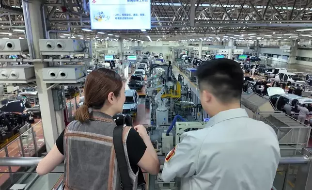 在總裝高級經理-張自初的介紹下，可見53秒下線一輛整車的節奏背後，如何由436台機器人協同作業。