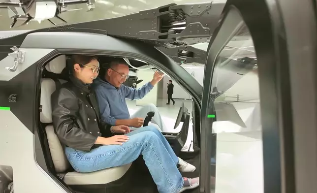 Janis試坐飛天車。