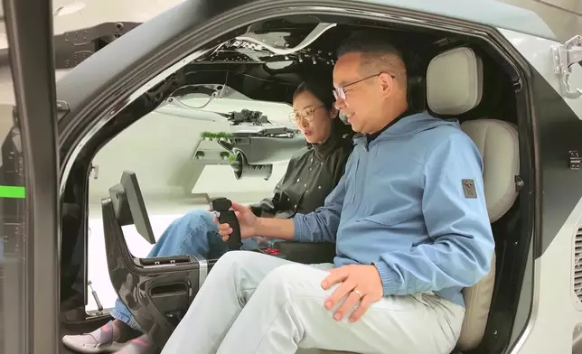 Janis試坐飛天車。