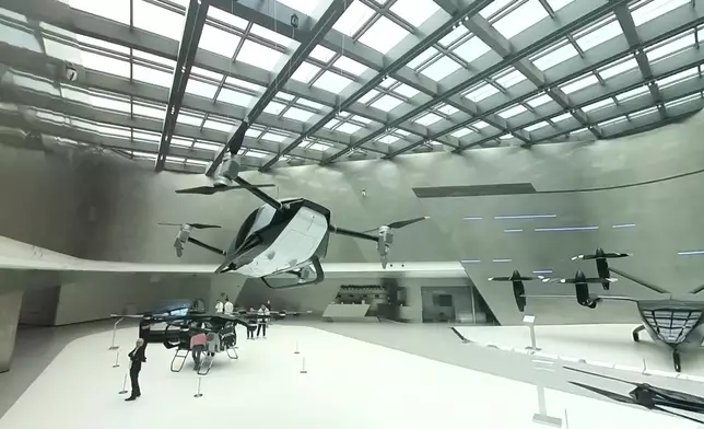 Janis試坐飛天車。