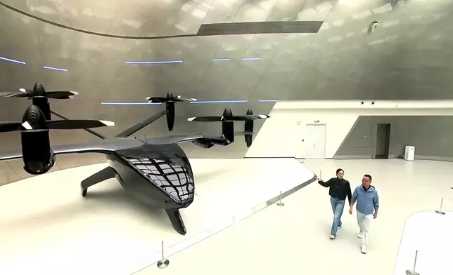 Janis試坐飛天車。