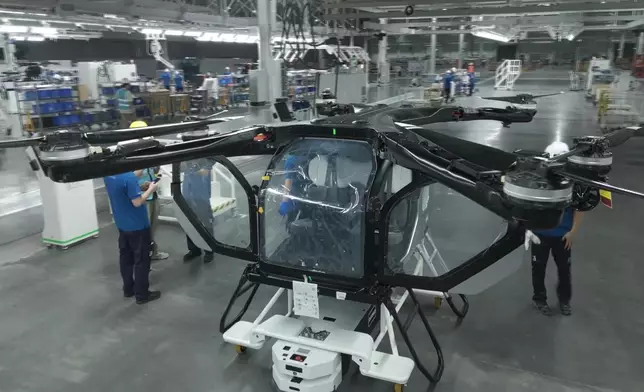 Janis試坐飛天車。