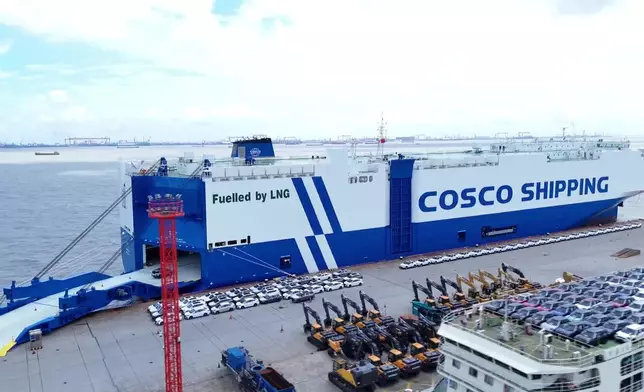 由廈船重工建造、全球最大的LNG雙燃料汽車運輸船被稱為「海上巨無霸」可搭載約7,500輛汽車，甲板總面積相當於12個足球場。