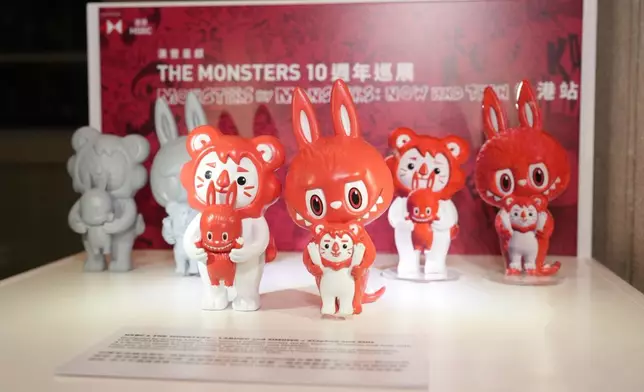 滙豐與 THE MONSTERS 聯乘推出限量版搪膠公仔（圖片為公仔設計模型，只供參考。公仔顔色與物料等以最終成品為準）