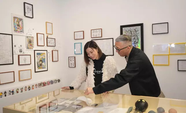 作家龍家昇向藝人佘詩曼介紹其作品。