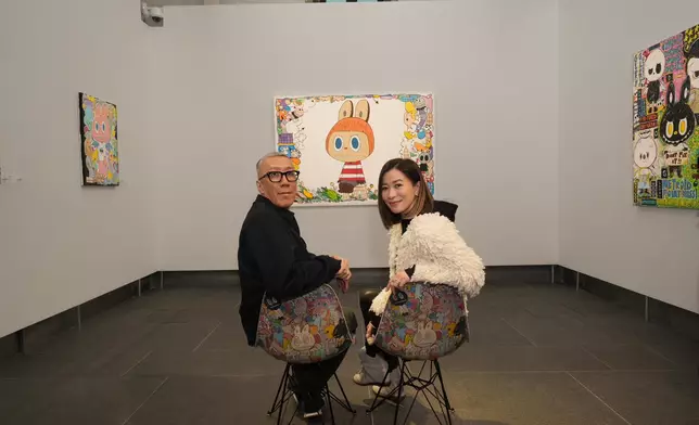 作家龍家昇與藝人佘詩曼合照。