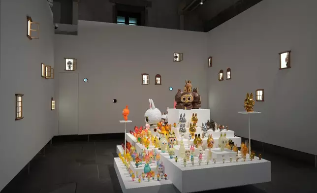 設計玩具展區陳列從初代原色LABUBU到各式聯乘版創作，而牆上的展示窗設計更是首次注入巡展中，可謂香港站的一大亮點。