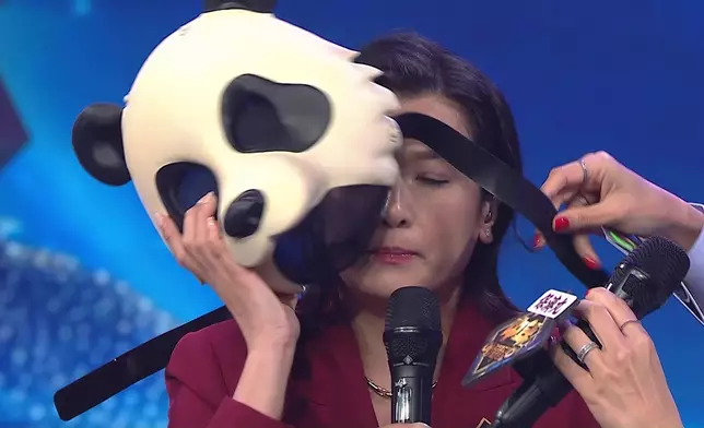 當揭曉面罩時原來是葉凱茵（Fanny）。