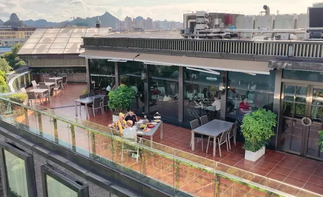 三人更於酒店露天茶座對景享受High tea，邊歎風景邊「打卡」
   夜遊逍遙樓、日月雙塔。