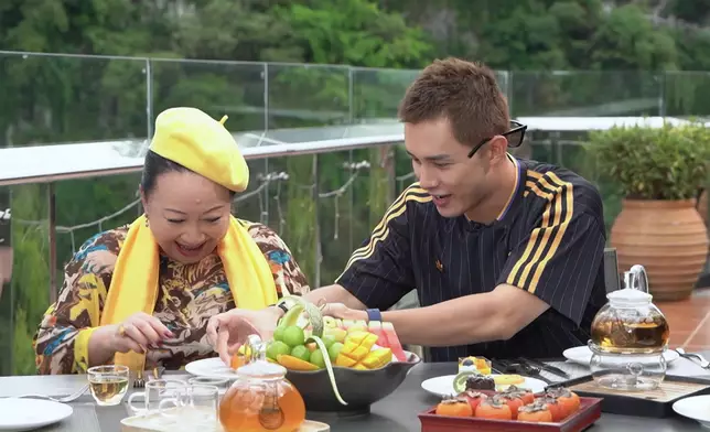 三人更於酒店露天茶座對景享受High tea，邊歎風景邊「打卡」
   夜遊逍遙樓、日月雙塔。