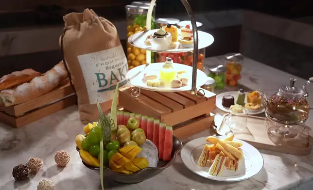 三人更於酒店露天茶座對景享受High tea，邊歎風景邊「打卡」
   夜遊逍遙樓、日月雙塔。