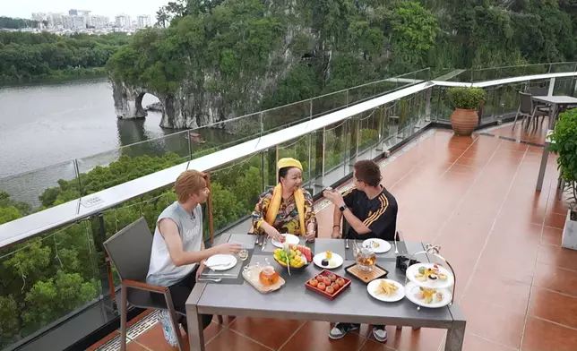 三人更於酒店露天茶座對景享受High tea，邊歎風景邊「打卡」
   夜遊逍遙樓、日月雙塔。