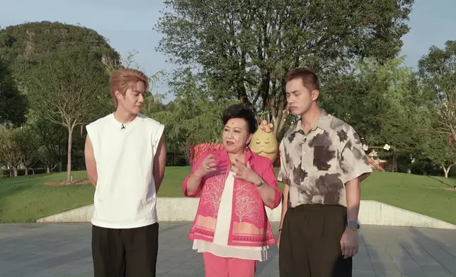 三人展開「桂花之旅」，走進沉浸式桂花文化體驗館。